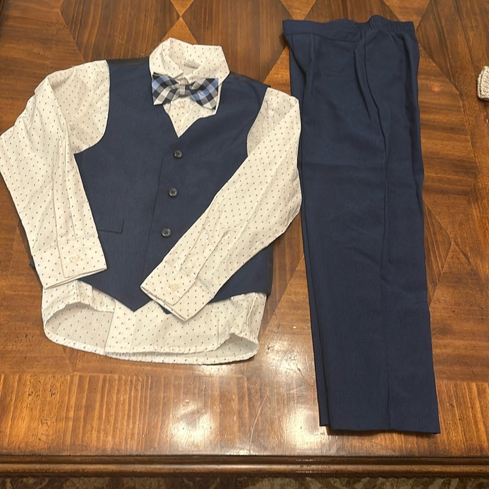 Van Heusen Boys size 8 suit 4 pieces Blue